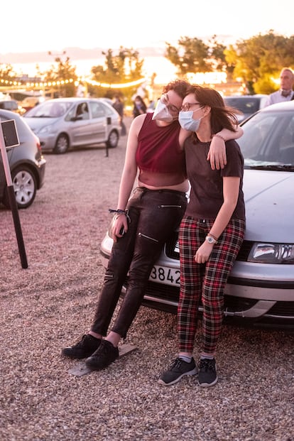 Una pareja, con mascarilla, durante la proyección de 'Grease' en el autocine.