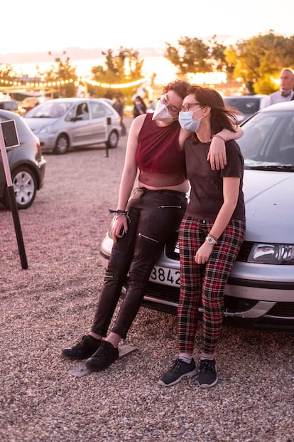 Una pareja, con mascarilla, durante la proyección de 'Grease' en el autocine.
