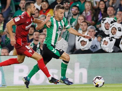 Canales disputa el balón ante Joan Jordán.