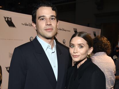 Louis Eisner y Ashley Olsen en la gala del 20º aniversario de la fundación YES, en septiembre de 2021 en Los Ángeles, California.