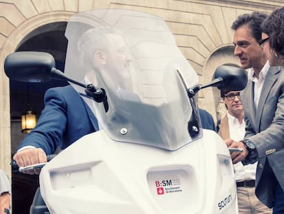 Jaume Collboni i Mercedes Vidal en la presentació de les motos.