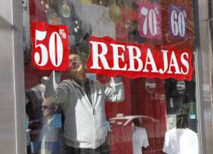 Uno de los comercios textiles de la Comunidad de Madrid que comienzaron ayer la primera temporada de rebajas libres.