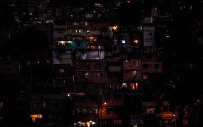 Vista parcial del vecindario de Petare, al restaurarse la energía eléctrica tras el tercer día de apagones generales en Caracas. 