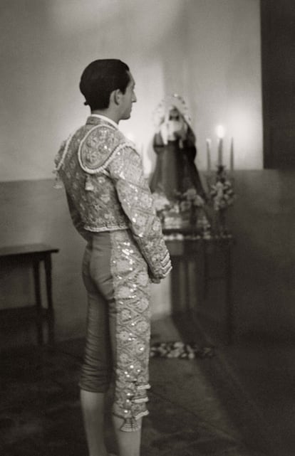 El diestro Manolete, rezando antes de una faena en la capilla de la Maestranza de Sevilla, el 1 de abril de 1944.