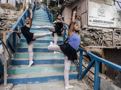 Alumnas de ‘El ballet de Maricarmen’, en la zona de San Genaro, en el distrito de Chorrillos, en Lima.