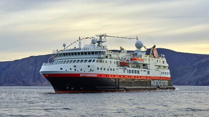 El MS Spitsbergen cruzando las aguas de Noruega.