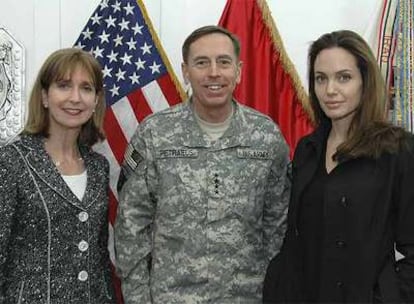 La actriz Angelina Jolie y Dan Petraeus, general a cargo de las tropas americanas en Irak