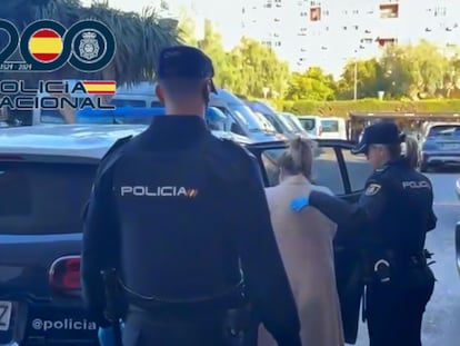 Momento de la detención de la mujer acusada de drogar a ancianos haciéndose pasar por cuidadora en Almería.