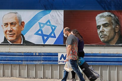 Carteles electorales del conservador Benjamín Netanyahu (izquierda)y del centrista Yair Lapid, en Tel Aviv.