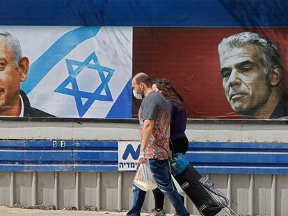 Carteles electorales del conservador Benjamín Netanyahu (izquierda)y del centrista Yair Lapid, en Tel Aviv.