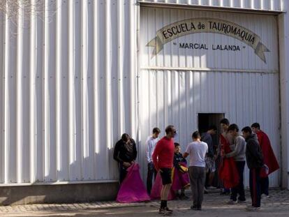 Alumnos de la escuela Marcial Lalanda, en la puerta del centro. 