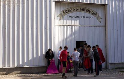 Alumnos de la escuela Marcial Lalanda, en la puerta del centro.