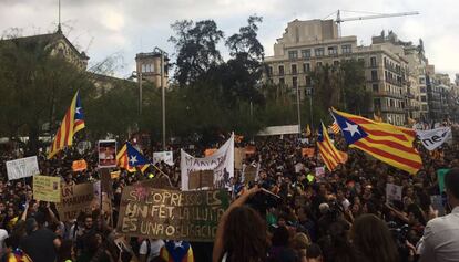 Manifestantes en la plaza de de la Universitat de Barcelona.