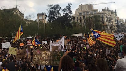Manifestantes a favor do referendo em Barcelona.