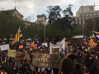 Manifestantes a favor do referendo em Barcelona.