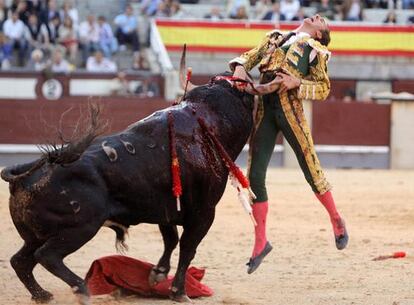 El último toro de la tarde empitona a Israel Lancho