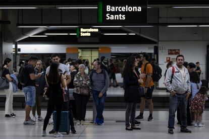 Usuarios de Rodalies Renfe en la estación de Sants, en octubre de 2023.