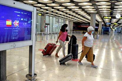 Dos pasajeras con maletas en la terminal T1 del Aeropuerto de Madrid-Barajas.