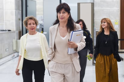 La ministra de Igualdad, Ana Redondo (segunda por la izquierda), la secretaria de Estado de Igualdad y para la Erradicación de la Violencia contra las Mujeres, Aina Calvo (a la izquierda), llegan al comité de crisis institucional tras los asesinatos machistas de marzo, con cinco víctimas, a 5 de mayo de 2025, en Madrid.