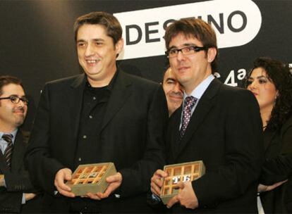 Francisco Casavella (izquierda), hace un año, cuando ganó el Premio Nadal 2008.