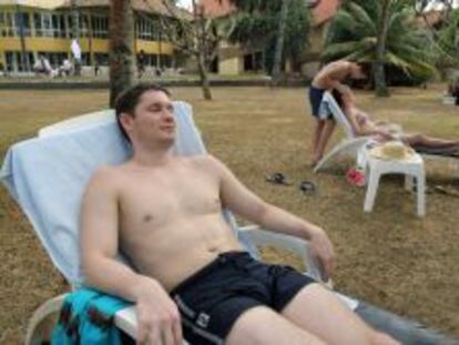 Un turista ruso descansa en un hotel en Kaltar (Sri Lanka).