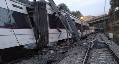 La primera noticia sobre el descarrilamiento se recibió en el teléfono de emergencias 112 a las 6:15 de la mañana, según Protección Civil. El organismo detalla que se trató de dos llamadas de pasajeros que informaban de que se había producido una colisión y de que el tren estaba "parado en la oscuridad".