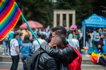 Una pareja se abraza durante la celebración del Orgullo LGBTIQ en Bogotá, el 4 de julio de 2024.