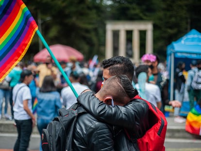 Una pareja se abraza durante una marcha en Bogotá, Colombia, el pasado 4 de julio.