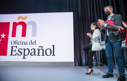 Isabel Ayuso, presidenta de la Comunidad de Madrid, y Toni Cantó en la presentación de la Oficina del Español y el próximo festival de la Hispanidad 2021, en el Círculo de Bellas Artes. Foto Samuel Sánchez