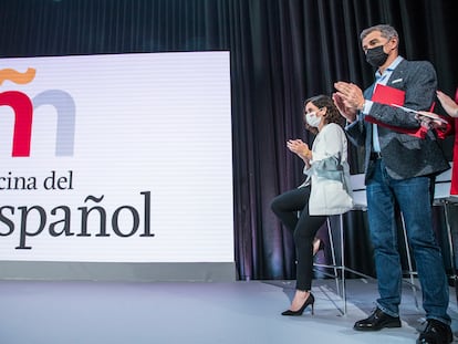 Isabel Ayuso, presidenta de la Comunidad de Madrid, y Toni Cantó en la presentación de la Oficina del Español y el próximo festival de la Hispanidad 2021, en el Círculo de Bellas Artes. Foto Samuel Sánchez