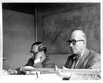Le Corbusier y Josep Lluís Sert en jornada de trabajo en la oficina del Plan Regulador