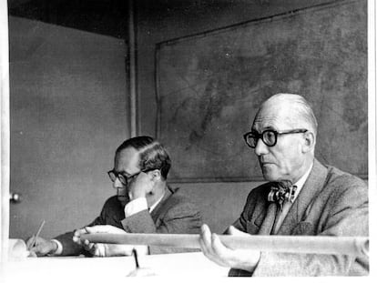 Le Corbusier y Josep Lluís Sert en jornada de trabajo en la oficina del Plan Regulador.