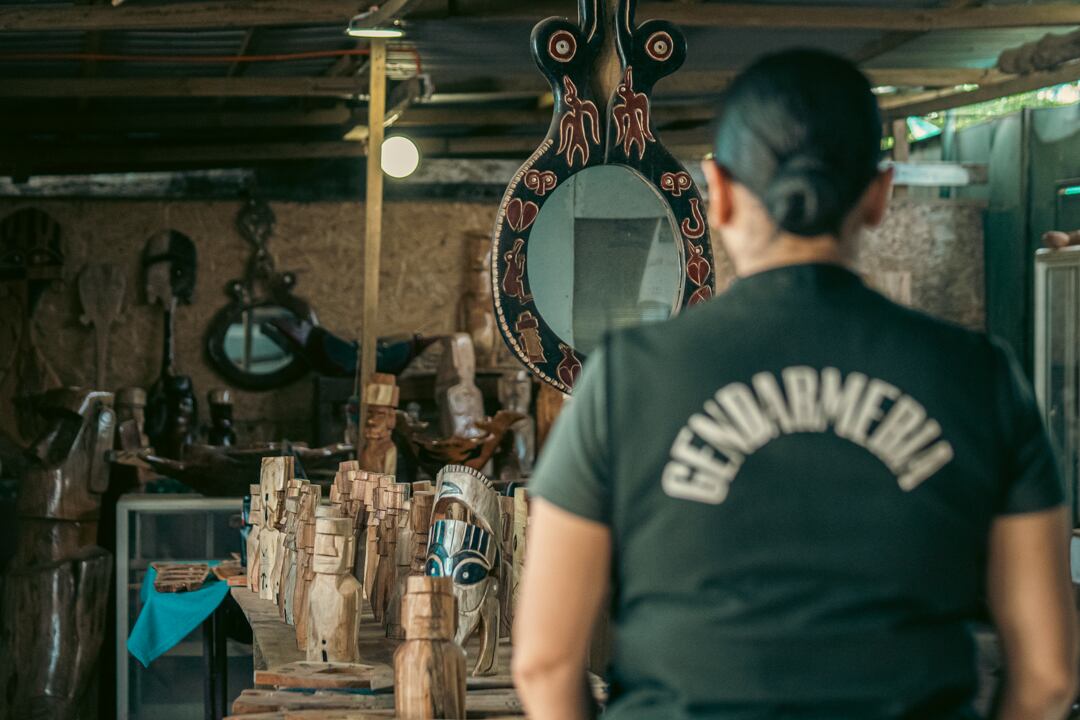 Una gendarme rapanui en la sala en la que se venden las artesanías que producen los reos.