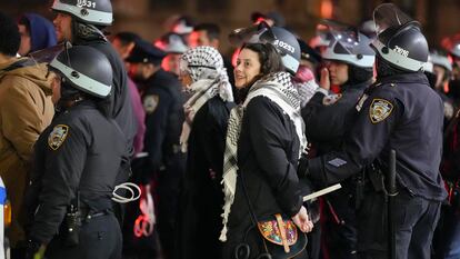 Estudiante propalestinos detenidos en la noche del martes en la Universidad de Columbia.