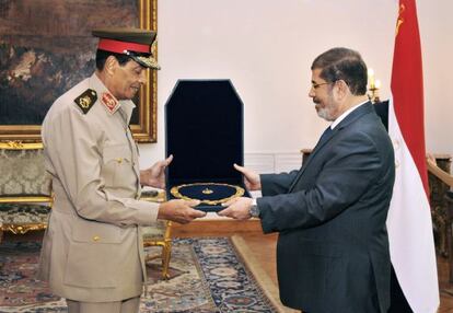Morsi entrega a Tantaui la medalla del Nilo en el palacio presidencial de El Cairo. 