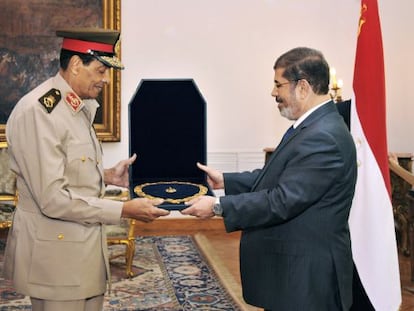 Morsi entrega a Tantaui la medalla del Nilo en el palacio presidencial de El Cairo.