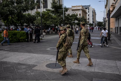 Militares patrullan las calles del centro de San Salvador, en medio del Régimen de Excepción decretado por el presidente Bukele hace 22 meses, en marzo de 2022.