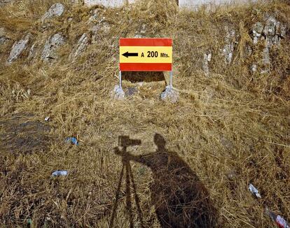 Tras la sombra del propio Jordi Bernadó, un cartel patriótico indica el camino hacia Casa Pepe, en Venta de Cárdenas, en Despeñaperros, uno de los más curiosos parques temáticos sobre el dictador Francisco Franco