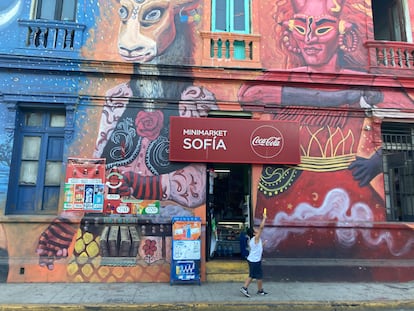 Un niño jugando frente a un almacén en el barrio Yungay.