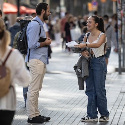 DVD 1237 21/10/24 Barcelona, Un captador de Genius, empresa que utiliza comportamientos sectarios, busca a jovenes en plaza Catalu?a para venderles el curso de mtodo de estudio que ofrece Genius. [ALBERT?GARCIA] EL PAIS    ----PIEFOTO----    Un promotor del curso de tcnicas de estudio Genius, en una plaza del centro de Barcelona.