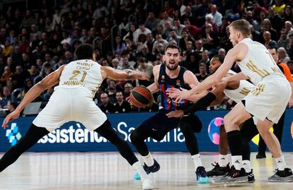 Tomas Satoransky con el balón en una jugada durante el partido de Euroliga entre el Barcelona y el Bayern de Munich en el Palau Blaugrana este jueves.