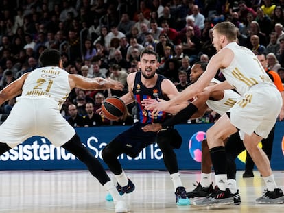 Tomas Satoransky con el balón en una jugada durante el partido de Euroliga entre el Barcelona y el Bayern de Munich en el Palau Blaugrana este jueves.