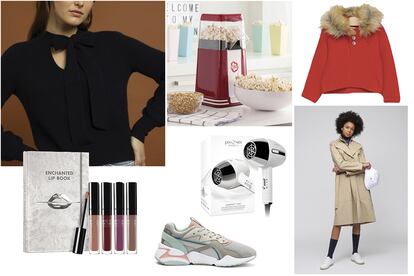 En la imagen, de izquierda a derecha: jersey de punto de Just Cashmere, palomitera de InnovaGoods, jersey con capucha de Lola Palacios, kit de pintalabios de Make Up Forever, zapatillas de Puma, secador de pelo de PostQuam y gabardina de Lacoste. Todo, en Veepee.