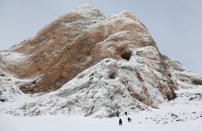 Un grupo de cientficos asciende por el valle Elephant Head durante una excursin para recoger muestras de sedimentos en el Campamento Glaciar Unin en las monta?as Ellsworth, en la Antrtida, el 23 de noviembre de 2018. 