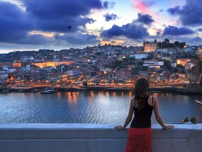 Vista de la Ribeira y la ciudad vieja de Oporto, en Portugal, desde la calcada da serra, en la orilla opuesta del río Douro.