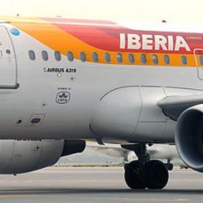 Un avión de Iberia recibe asistencia en un aeropuerto.