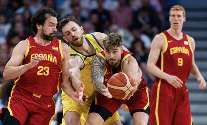 Juancho Hernangomez y Sergio Llull pelean por la pelota en el duelo de España ante Australia.