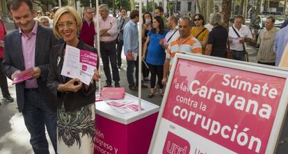 Rosa Díez y Martín de la Herrán en la presentación de la campaña.
