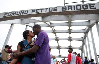 Una pareja se besa bajo el punte Edmund Pettus.