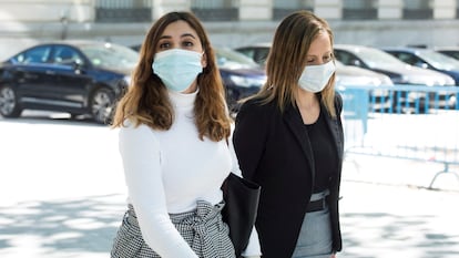 Desde la izquierda, Dina Bousselham llega a la Audiencia Nacional acompañada de su abogada, Marta Flor Núñez, en mayo de 2020.